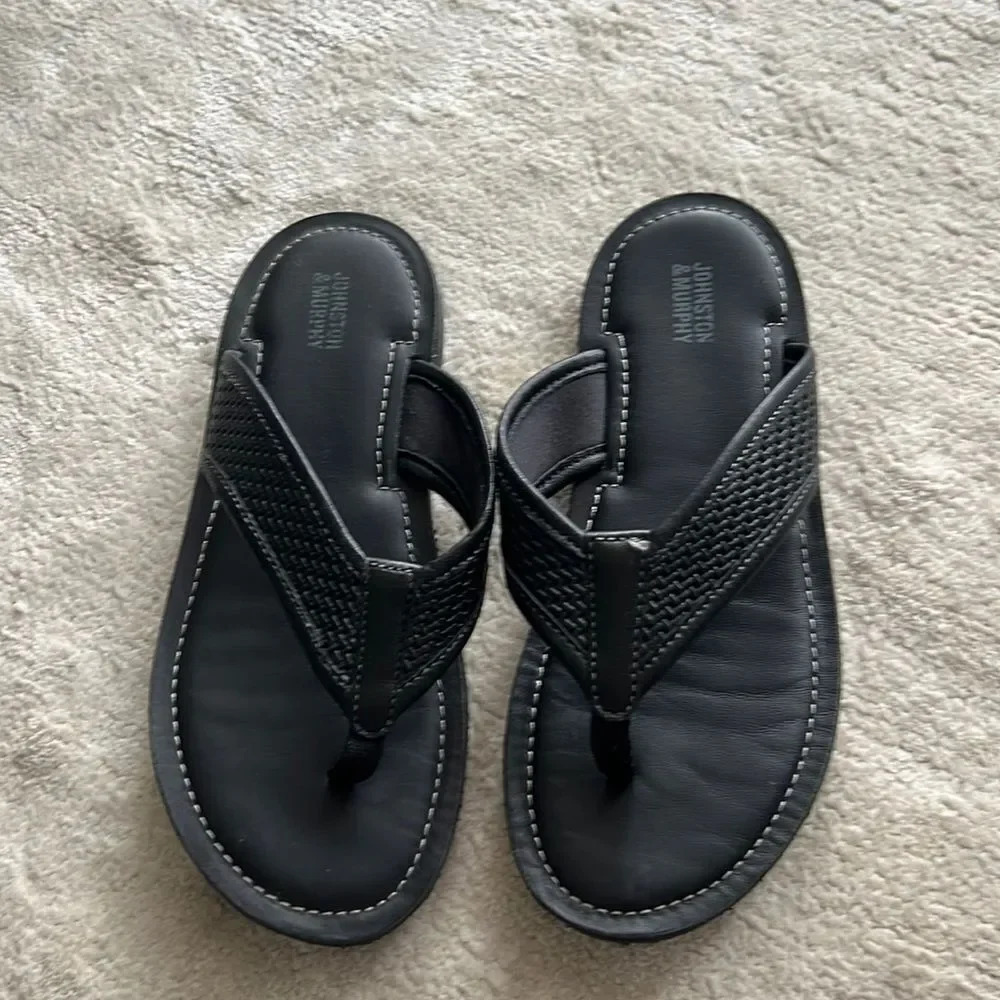 Johnston & Murphy kids flip flops size 3 genuine leather upper black